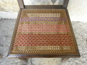 Chaise cannée et ruban