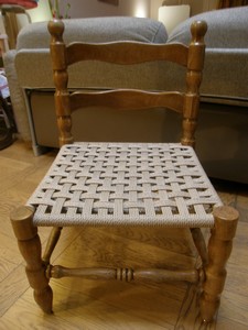 Chaise basse avec un tissage ajouré en paille papier havane
