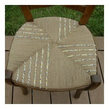 chaise paille et brins de tissu