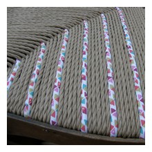 Deux chaises de paille et tissu enrobé