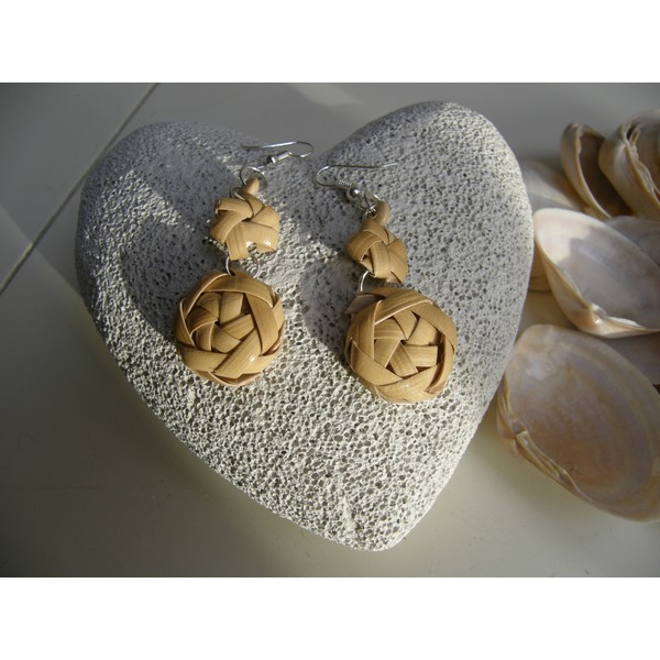 Boucles d`oreilles petit et gros noeuds de canne de rotin