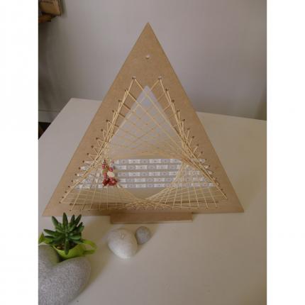 Porte-bijoux triangle de canne de rotin et ruban gris
