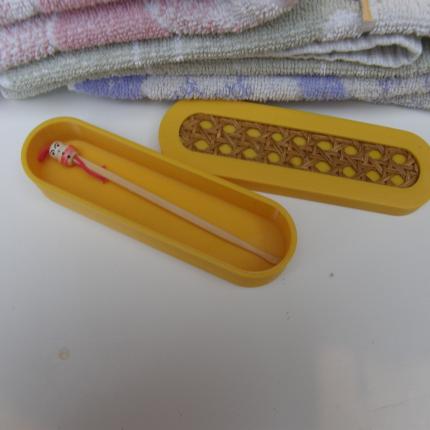 Etui pour brossettes à dents en PLA et cannage