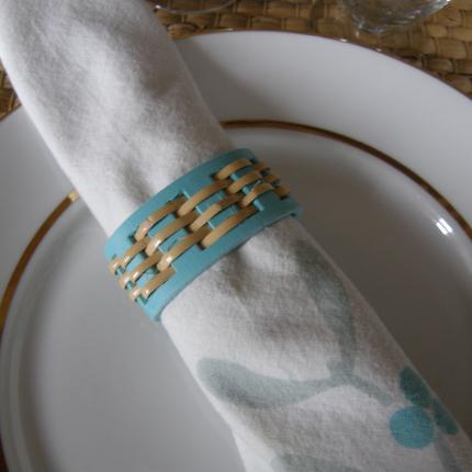 Lot de six ronds de serviette multicolores en PLA et canne de rotin et leur boite de rangement écrue 1