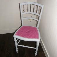 Chaise cannée suédine