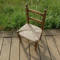 chaise enfant paille et brins de tissu