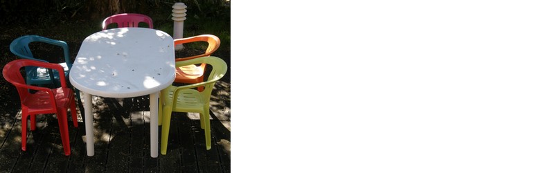 Des chaises de jardin colorées